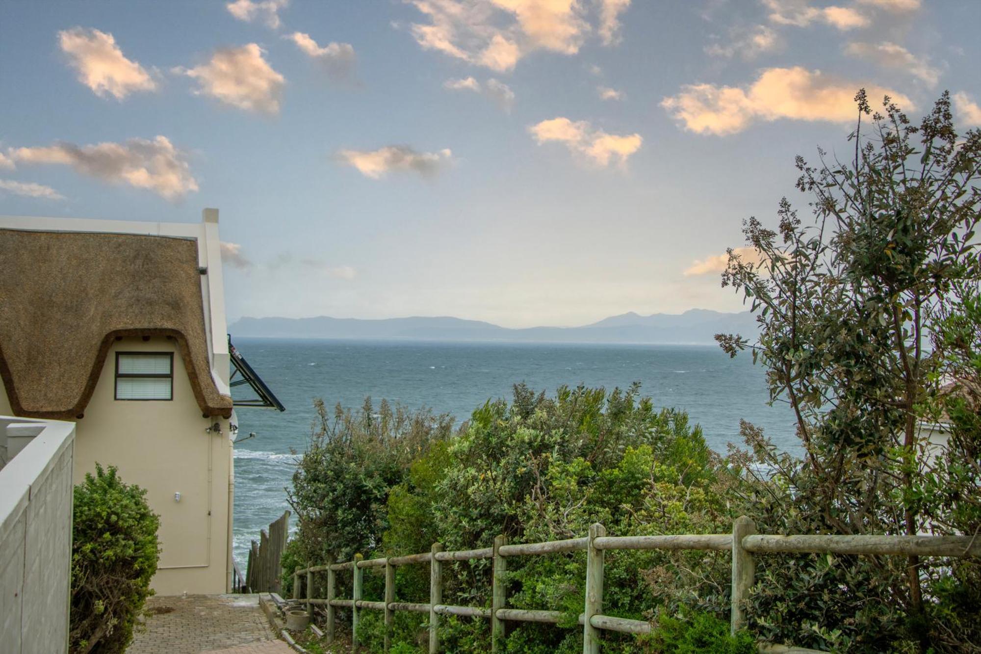 גנסבאי Whale Huys Luxury Oceanfront Eco Villa מראה חיצוני תמונה